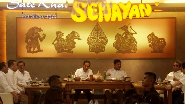 Jokowi bertemu Prabowo, makan siang bersama