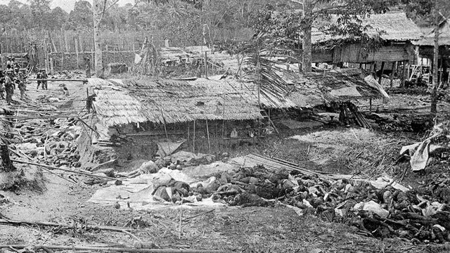 Pembantaian Marsose terhadap warga Gayo Lues, 1904. Dok. Tropen Museum/wikimedia commons