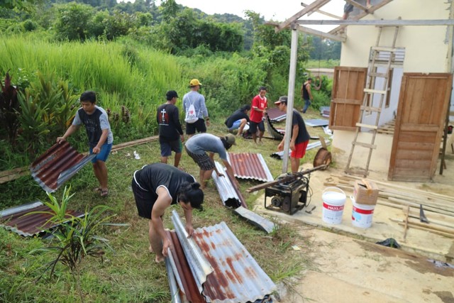 Perenovasian fisik Gereja yang dilakukan dalam Bakti Sosial Mahasiswa Ikatan Mahasiswa Katolik Pijar. Foto: Lusia Herawati