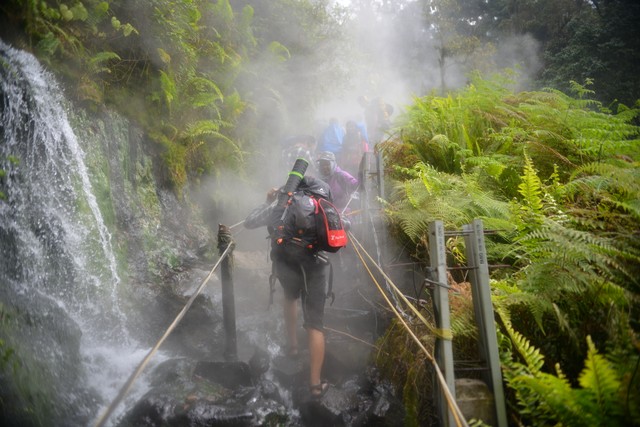 Menyeberangi air panas di jalur pendakian ke Puncak Gunung Pangrango. Foto: kumparan