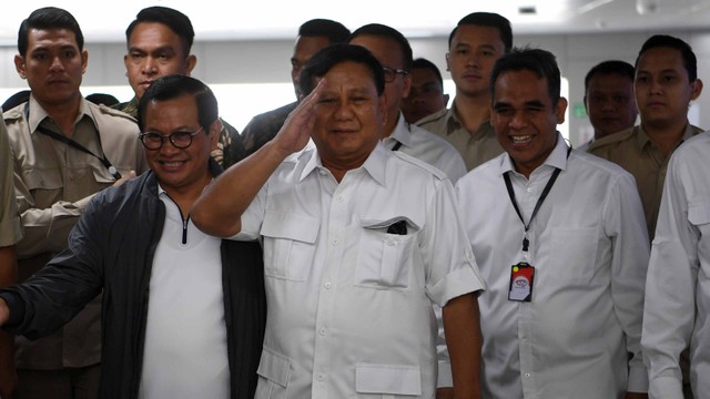 Ketua Umum Partai Gerindra Prabowo Subianto saat tiba di Stasiun MRT Lebak Bulus, Jakarta, Sabtu (13/7). Foto: ANTARA FOTO/Wahyu Putro