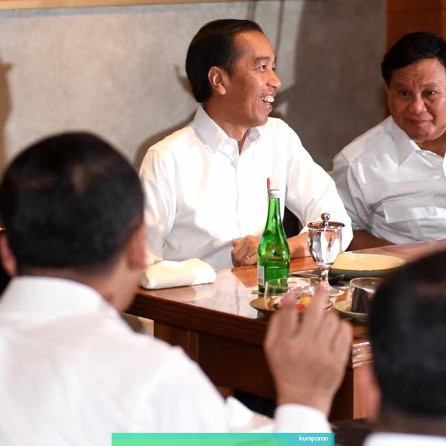 Ketua Umum Partai Gerindra Prabowo Subianto dan Presiden Joko Widodo saat makan siang bersama di fX Sudirman, Senayan, Jakarta, Sabtu (13/7). Foto: ANTARA FOTO/Wahyu Putro
