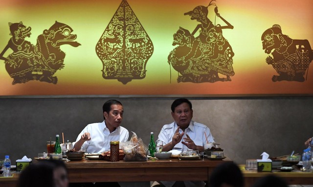 Ketua Umum Partai Gerindra Prabowo Subianto dan Presiden Joko Widodo saat makan siang bersama di fX Sudirman, Senayan, Jakarta, Sabtu (13/7). Foto: ANTARA FOTO/Akbar Nugroho Gumay