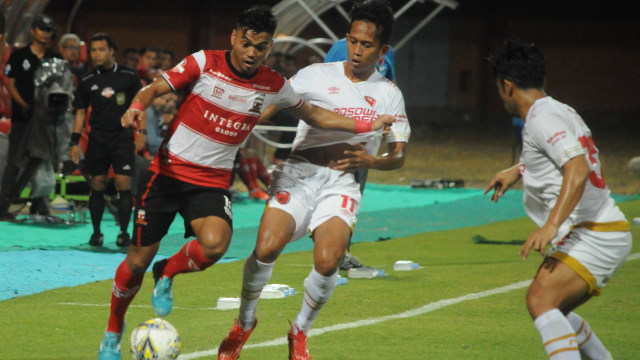 Alfath Fathier di laga Madura United vs PSM Makassar. Foto: ANTARA FOTO/Saiful Bahri/ama.