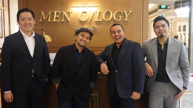 Pria di balik MENOLOGY by ZAP, Endi Novianto (kiri), Tompi (kedua kiri), Fadly Sahab (kedua kanan), Bams eks Samsons (kanan) di Mall Kota Kasablanka, Jakarta Selatan. Foto: Dok. ZAP