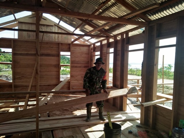 Kodim 0315/Bintan melalui Koramil 04/Dabo Bantu Nelayan Bangun Rumah