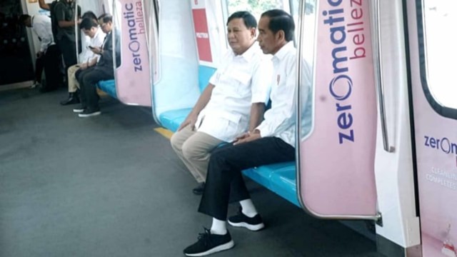 Prabowo Subianto dan Joko Widodo di dalam MRT. Foto: Irfan Adi Saputra/kumparan