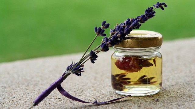 Ilustrasi minyak lavender. Foto: dok. Pixabay