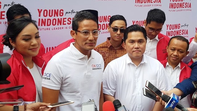 Sandiaga Uno (kedua kiri) dan Erick Thohir (ketiga kanan) saat menghadiri acara 'Young penting Indonesia'. Foto: Fadjar Hadi/kumparan