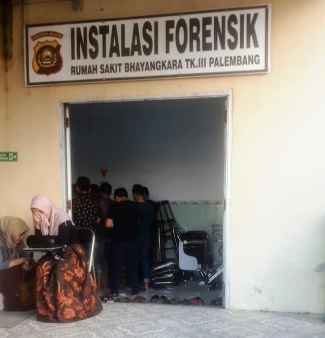 Keluarga korban saat berada di RS Bhayangkara Palembang (Dok. Urban Id)