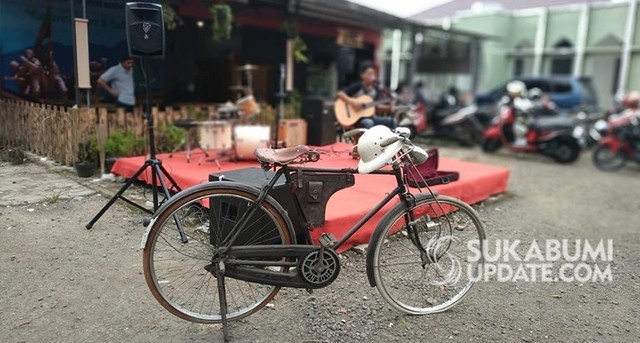 Live musik menjadi salah satu event memanjakan konsumen di kedai kopi palagan bojongkokosan Parungkuda. | Sumber Foto:Rawin Soedaryanto.