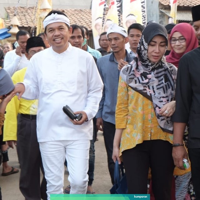 Dedi Mulyadi (kedua kiri) berjalan saat menggelar syukuran pertemuan Jokowi dan Prabowo. Foto: kumparan