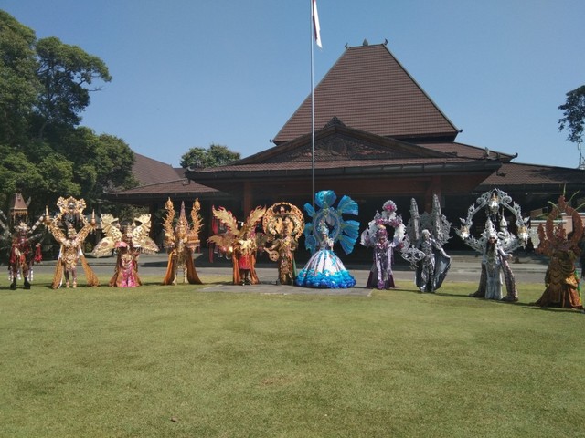 Beberapa kostum yang dipamerkan untuk dipakai pada gelaran Solo Batik Carnival (SBC). (Tara Wahyu N.V.)