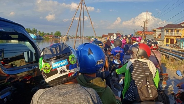 Kemacetan parah di proyek renovasi Jembatan Sungai Lulut, Kota Banjarmasin pada Sabtu, 13 Juli 2019. Foto: Donny Muslim/banjarhits.id