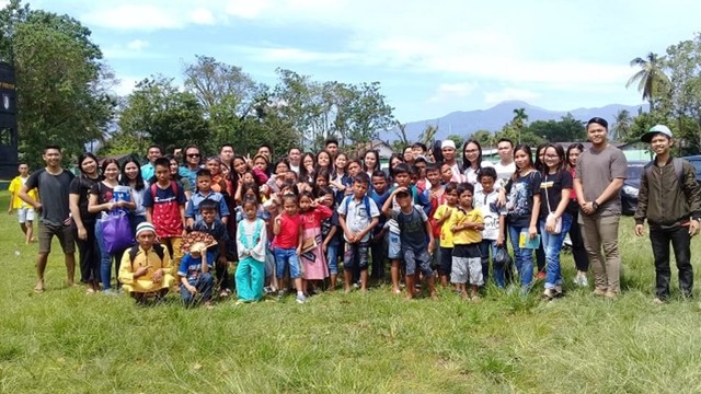 Peserta bersama dengan Mentor dan Komunitas Dinding Manado berada di lokasi Summer Camp tempat pelatihan karakter dan moral peserta yang merupakan anak-anak yang tinggal di Pasar Bersehati Manado