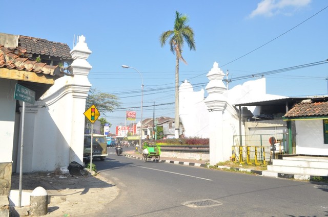 Jalan tembus di Pojok Beteng Kulon yang rencananya akan ditutup. Foto: ted.