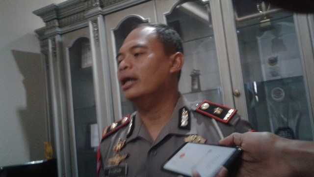 Kasatlatas Polresta Surakarta, Kompol Busroni, memberikan keterangan terkait perkembangan pengungkapan kasus tabrak lari di Fly Over Manahan. (Agung Santoso)