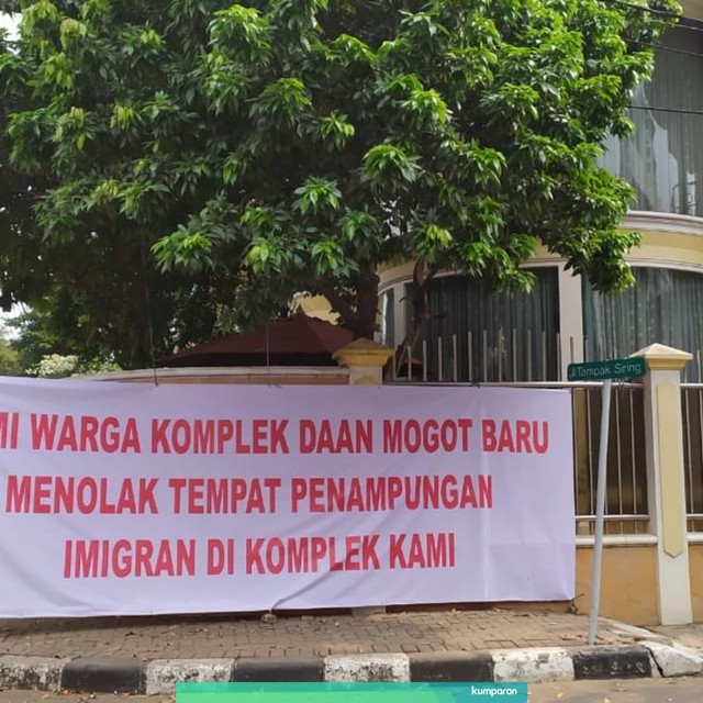 Spanduk penolakan warga komplek Daan Mogot Baru terhadap pengungsian pencari suaka warga negara asing (WNA). Foto: Maulana Ramadhan/kumparan