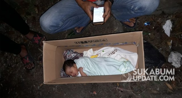 Bayi perempuan yang ditemukan dalam kardus berselimut kain putih oleh warga di pinggir jalan. | Sumber Foto:Istimewa.
