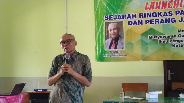 TAMBAH LITERASI: Menteri Pendidikan dan Kebudayaan (Mendikbud) tahun 1993-1998. Prof. Dr. Wardiman Djojonegoro saat launching bukunya Sabtu (13/7/2019). (Foto: Gigih Mazda - Tugumalang.id)
