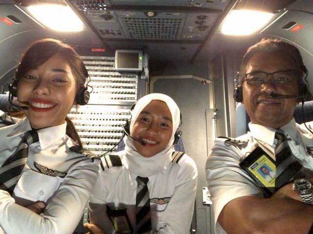 Pilot asal Malaysia ini rela tinggalkan tempatnya berkarier selama 40 tahun dan pindah maskapai agar bisa terbang bersama putrinya. Foto: Twitter/@SafiaAnisa
