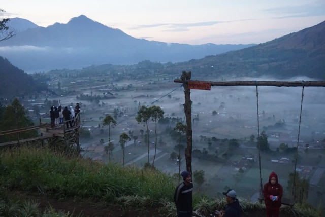 Potret Keindahan Desa Pinggan di Kintamani yang Berselimut Kabut