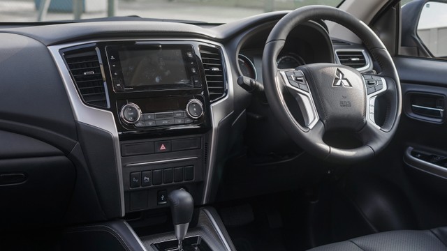 Toyota Hilux vs Mitsubishi Triton, Mana yang Lebih Tangguh? (97992)