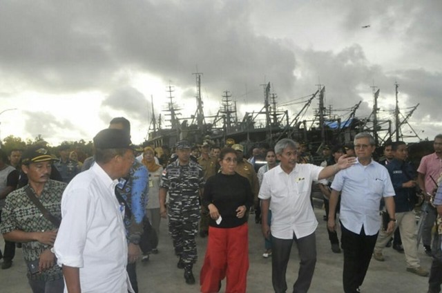 Menteri Kelautan dan Perikanan Susi Pujiastuti ketika mengunjungi Pelabuhan  Perikanan Nusantara Merauke dan Tempat Pelelangan Ikan (TPI) Merauke dua tahun lalu. (Foto Abdel)