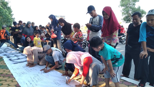 Dukung Nurdin, Warga Karimun Tanda Tangan di Kain Putih