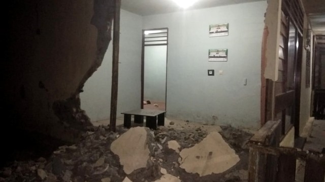 Kondisi Kantor Polsek Saketan, Halmahera Selatan, gempa