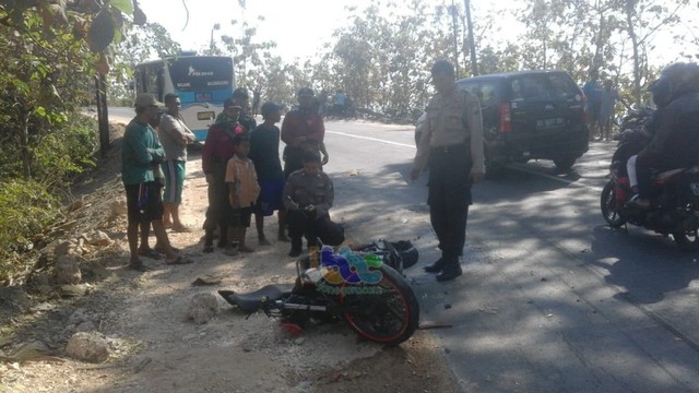 Petugas saat lakukan olah TKP, kecelakaan lalu-lintas terjadi di jalan raya jurusan Bojonegoro - Ngawi, Kecamatan Margomulyo Bojonegoro, Sabtu (13/07/2019) 