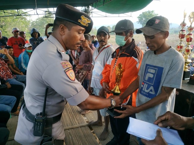 Penyerahan piala kepada para pemenang lomba Pacuan Kuda Bhayangkara Cup yang digelar oleh Polres Ngada bekerjasama dengan Pordasi Kabupaten Ngada.Sumber foto: Istimewa. 