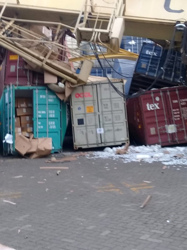 (NOT COVER) Kapal peti kemas menabrak container crane, Pelabuhan Tanjung Mas, Semarang, Jawa Tengah