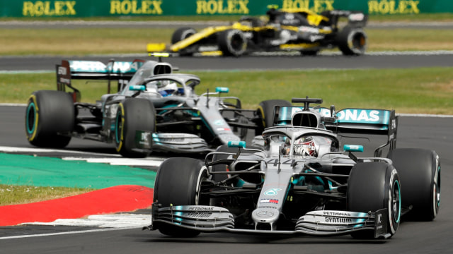 Lewis Hamilton memimpin balapan di GP Inggris. Foto: REUTERS/John Sibley