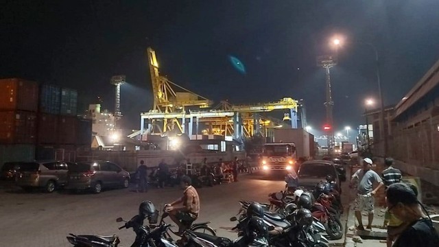 Suasana Tanjung Mas Semarang usai crane jatuh