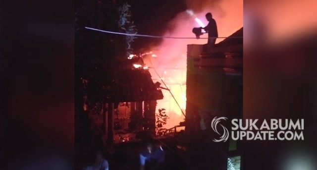 Masyarakat sedang berusaha memadamkan kobaran api yang membakar rumah warga di Kampung Sumur Bandung RT 02/RW 19, Desa Citepus, Kecamatan Palabuhanratu, Kabupaten Sukabumi. Minggu (14/7/2019). | Sumber Foto:Istimewa.