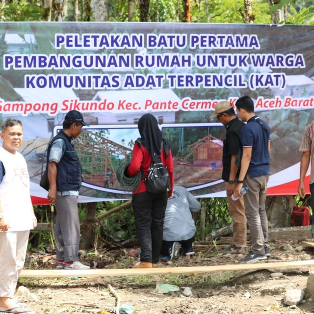 Menjelang peletakan batu pertama pembangunan 39 rumah Komunitas Adat Terpencil oleh Plt Gubernur Aceh Nova Iriansyah di Gampong Sikundo, Kabupaten Aceh Barat. Foto: Dok. Dinsos Aceh