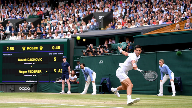 Novak Djokovic saat melawan Roger Federer di All England Lawn Tennis and Croquet Club, London, Inggris. Foto: REUTERS/Laurence Griffiths