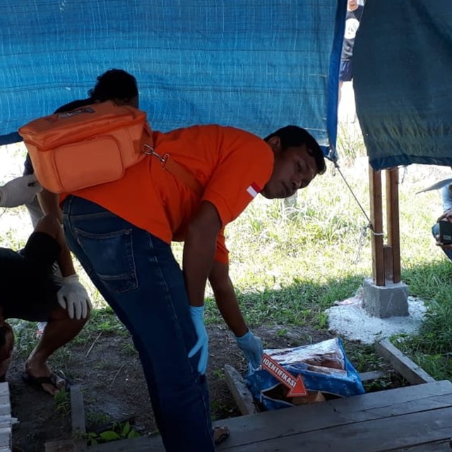 SATRES Narkoba Polres Bengkalis saat melakukan identifikasi penemuan sabu-sabu 18,8 kg dibungkus plastik di pinggir jalan Desa Kelapapati Darat, Bengkalis, Riau, Sabtu pagi, 13 Juli 2019 