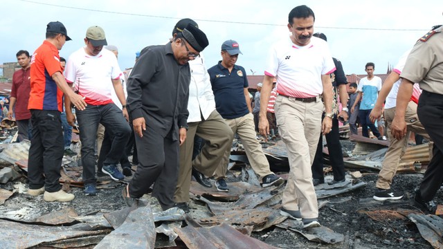 Kapolda Sumbar Irjen Pol Fakhrizal tinjau kebakaran di Pasar Lubuk Alung.
