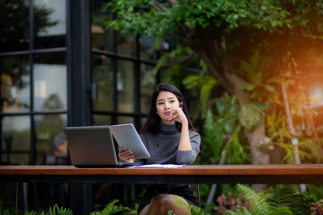 Perempuan bekerja di luar ruangan dengan cahaya alami. Foto: Shutterstock