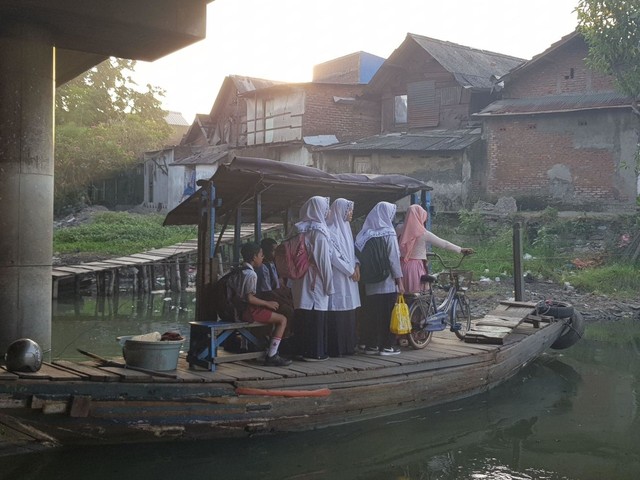 Penyeberangan perahu tambang di Tambak Asri yang banyak dipilih warga untuk menyingkat waktu. Foto-foto: Windy Goestiana/Basra