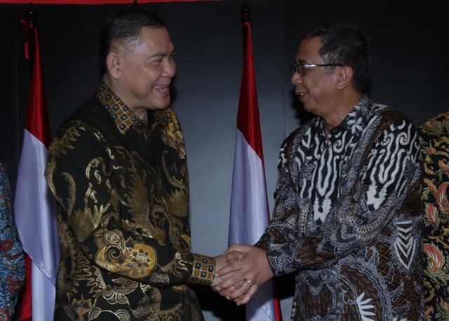 Direktur Utama BNI Syariah, Abdullah Firman Wibowo (kiri) dan Direktur Utama PT Kustodian Sentral Efek Indonesia (KSEI), Uriep Budhi Prasetyo (kanan) hadir dalam acara Peresmian Kerjasama PT Kustodian Sentral Efek Indonesia (KSEI) dengan Bank Pembayaran dan Bank Administrator RDN Periode 2019 - 2024 di Main Hall Bursa Efek Indonesia (BEI), Jumat (12/7).