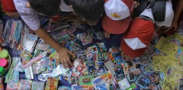 Sejumlah siswa sekolah dasar membeli mainan. Foto: Jamal Ramadhan/kumparan