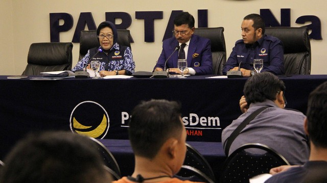 Ki-Ka: Kepala Sekolah Legislatif Partai Nasdem Nining Indra Shaleh, Sekjen DPP Partai Nasdem Johnny Plate dan Ketua DPP Partai Nasdem Willy Aditya saat konferensi pers mengenai Partai Nasdem. Foto: Jamal Ramadhan/kumparan