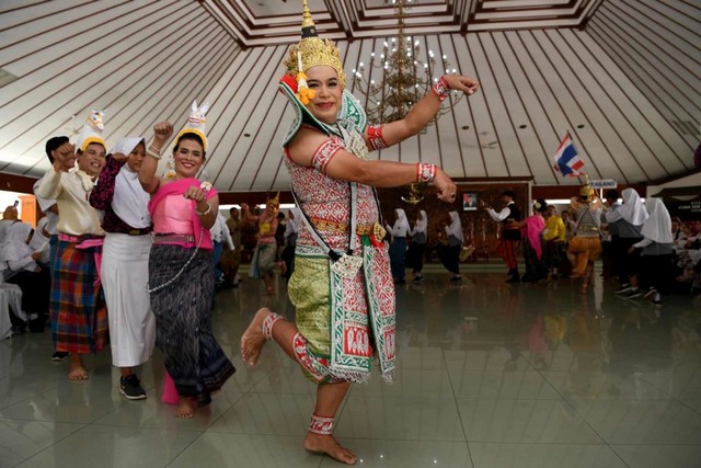 Penari asal Thailand menari bersama dengan sejumlah pelajar saat workshop kesenian rakyat di Bojonegoro, Jawa Timur, Senin (15/7/2019). Foto: ANTARA FOTO/Zabur Karuru