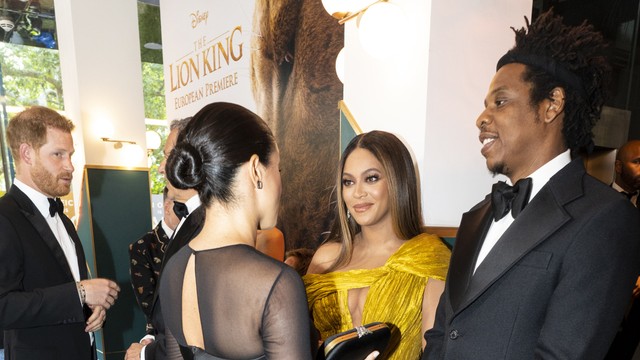 Beyonce (kedua dari kanan) bersama Jay-Z (kanan) saat bertemu dengan Prince Harry (kiri) dan Meghan Markle (ketiga dari kanan) saat pemutaran perdana film The Lion King di London, Inggris, Minggu (14/7). Foto: AFP/NIKLAS HALLE'N