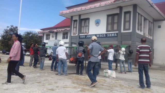 Ratusan Tenaga Harian Lepas yang diberhentikan Pemkab Nagekeo menggelar aksi unjuk rasa di halaman Kantor Bupati Nagekeo pada Senin (15/7) pagi. Sumber foto : Istimewa. 