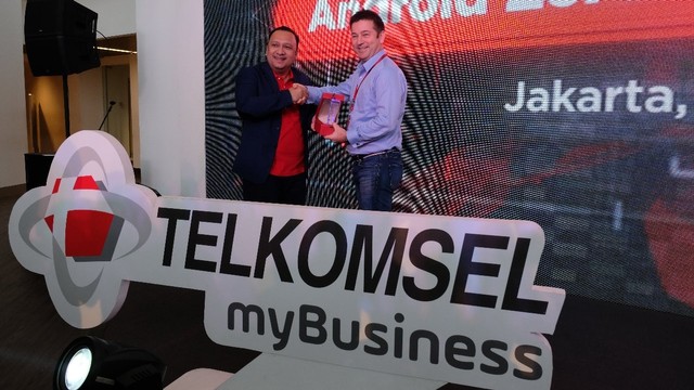 Senior Vice President Enterprise Account Manager Telkomsel Dharma Simorangkir (kiri) dan Regional Manager Android Enterprise Gerard Kenedy (kanan). Foto: Telkomsel