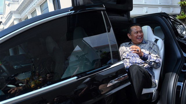 Politisi Partai Golkar Bambang Soesatyo menaiki mobil listrik seusai menemui Presiden Joko Widodo. Foto: ANTARA FOTO/Wahyu Putro A